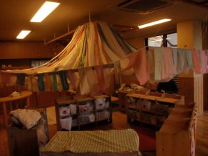 「カラフルハウス」 一人ひとりが好きな色を混ぜて染めた布を使いお家を作りました。