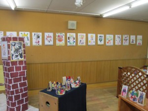 しいのみ王国では版画の王様と手作り王冠が展示されています。