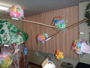 奥の部屋には、はりこのフクロウや紙粘土の鳥がいます。