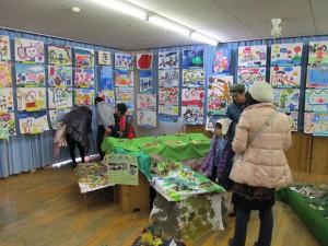 奥の部屋では夏の紙粘土製作と描画を展示していました。