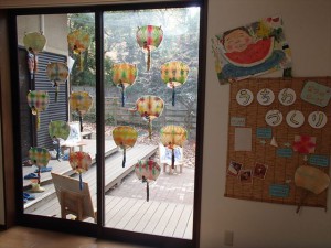 うちわです。表と裏で寒色と暖色の二つに染めた和紙を貼ってあります。窓から光が入ると後ろの色も透けて見えきれいな模様がうつり出されます。