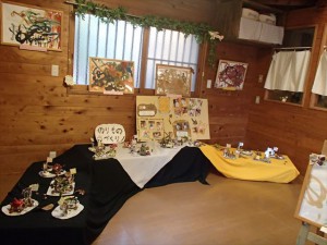 紙粘土と拾ってきた自然の枝や石などで作った乗り物製作。みんなのりのりで作ってくれました。