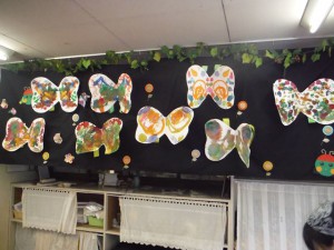 ミルキーウェイコンサートで背中にちょうちょの羽をつけてうたいました。
