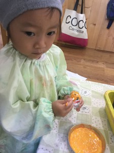私は、顔を塗ってるよ。綿棒で丁寧に・・