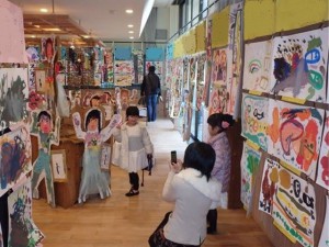自分の作ったニセモノの横でハイチーズ