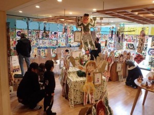 ニセモノの名札は子どもの特徴が書かれていて、親子で見ています。