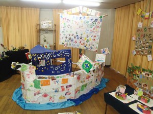 大型製作“船”。発表会でオペレッタ『残された手紙』をするので、その中にでてくる船を作りました。その名は『じぇりーごーじゃーごう』大砲もついています!