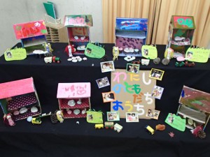 指人形とそのおうちをつくりました。完成してからはおうちをもちより人形ごっこをしてあそんでいました。ベッドも食べ物も布団も゙…みんな仲良く暮らしています。