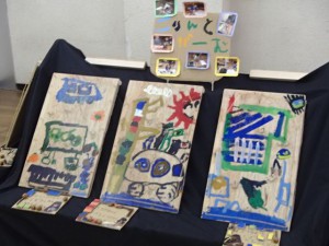 コリントゲーム。釘1本1本がんばってうちました。ビー玉を転がし、どのポケットに入るのが…1つの作品に何人も集まりあそんでいました。