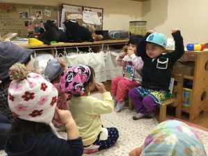 朝の集まりは僕たちが手遊びをしたよ