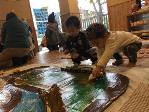 手作り道路!!乗り物好きの子どもたちにはたまらない!!人気の作品の1つでした。