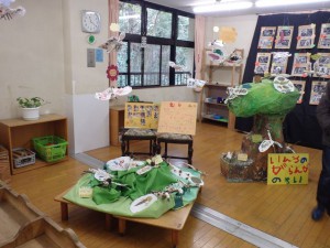 秋には『虫』の製作をしました。戸外へ出かけて虫の観察をし、材料の枝や木の実も自分たちで拾いに行きました。