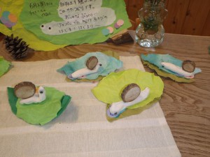 おそるおそるぎゅうっと握った紙粘土には小さな手や指の後が残っています。小さな丸 い木をのせればかたつむりのできあがり。