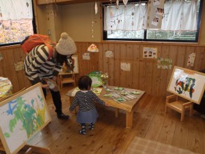 いつもと少し違う部屋の雰囲気を楽しみながら、親子で作品を見て下さっている様子です。