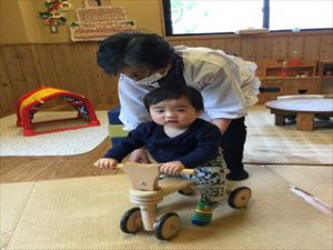 「片足で少し蹴ってみてるよ」