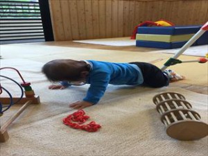 「はいはいの練習だ!いちにいにち」