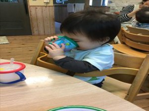 「コップで上手に飲めるかな?」