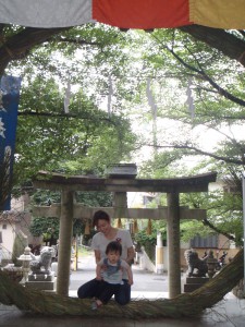 「最初に茅の輪を左足からくぐります」