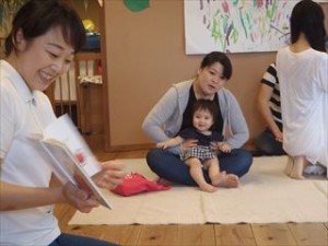 「大好きな絵本を見たり・・」