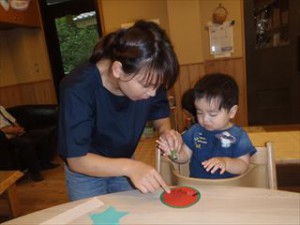 「笹飾りを作りました。夏野菜のオクラのスタンプです」