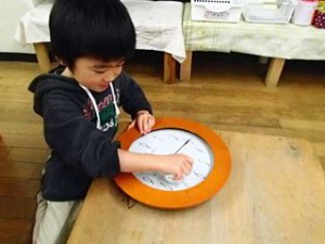 壁にかけているものにも埃がtまってるぞ。